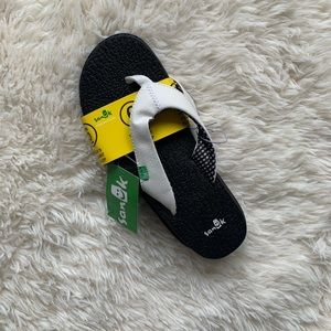 Brand new Sanuk yoga mat flip flops